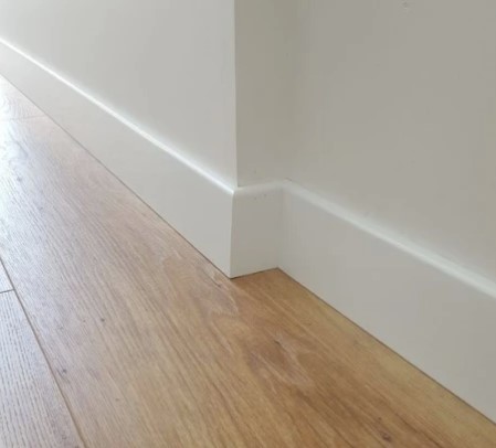 [102842] Zócalo de EPS Blanco Liso 15mm x 100mm x 2.4 mts